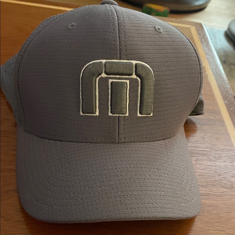 TRAVIS MATHEW Gray Cap with ‘M’ Logo FlexFIT fitted Golf L-XL